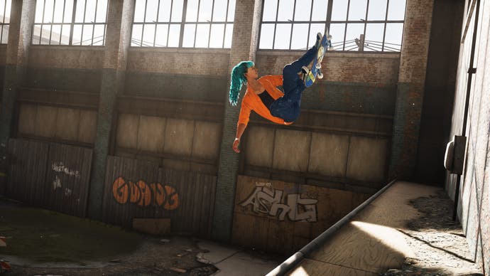 In diesem Bildschirm aus Tony Hawk's Pro-Skater 1+2 führt ein Skater in einer verlassenen Fabrik einen Revert in der Luft durch.