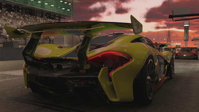 Der Forza Motorsport-Screenshot zeigt die hintere Ecke eines zitronengelben Rennwagens