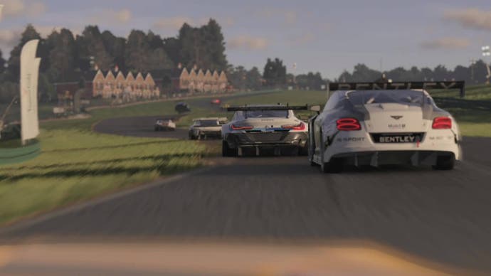 Der Forza Motorsport-Screenshot zeigt eine Schlange von mehreren weißen Rennwagen vor dir in einem Rennen