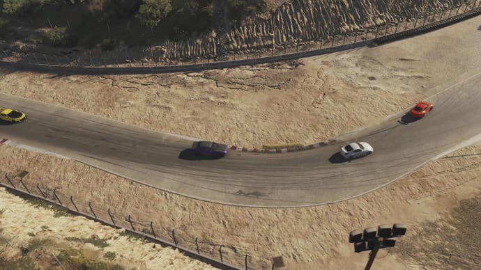 Der Forza Motorsport-Screenshot zeigt vier Autos, die auf einer staubigen Strecke aus der Vogelperspektive um eine Kurve fahren