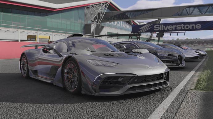 Forza Motorsport-Screenshot mit mehreren silbergrauen Autos, die auf der Strecke aufgereiht sind