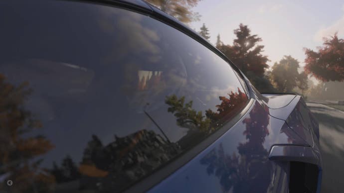 Der Forza Motorsport-Screenshot zeigt ein blaues Auto aus der Nähe, mit Spiegelungen an der linken Fensterfront