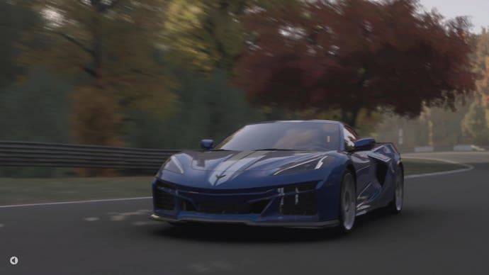 Forza Motorsport-Screenshot zeigt ein blaues Auto in herbstlichen Bäumen